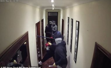 Vjedhja nuk shkoi si kishin planifikuar, hajnat ikën me vrap nga qeni i banesës që e thyen (Video)