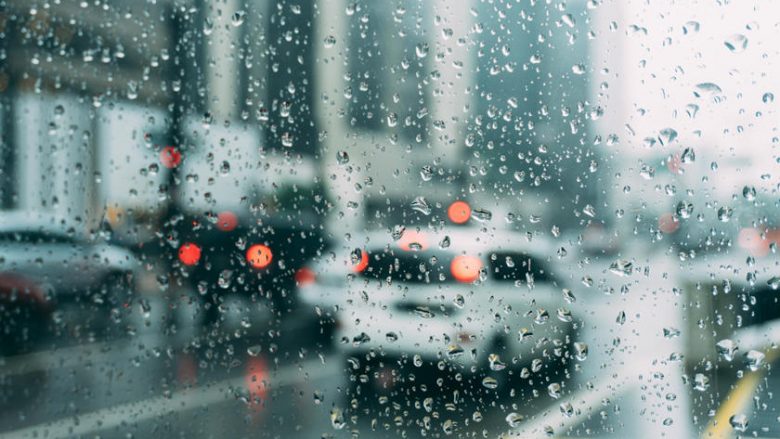 Vozitja në mot me shi është më e rrezikshme se që është menduar