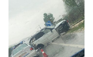 Aksident trafiku në Shqipëri, vetura del nga rruga e përplaset me shtyllën