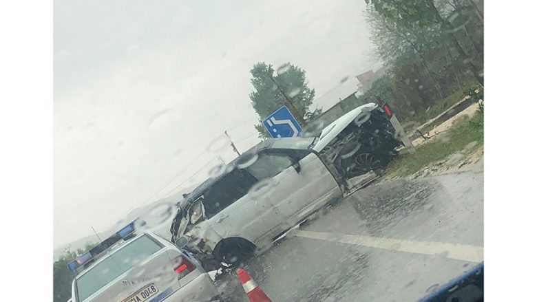 Aksident trafiku në Shqipëri, vetura del nga rruga e përplaset me shtyllën