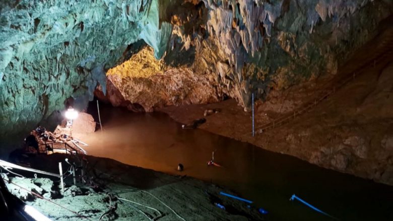 Zhytësi britanik që ndihmoi në nxjerrjen e 12 nxënësve të ngecur në një shpellë në Tajlandë, është nxjerrë pas ngujimit në një shpellë (Foto)