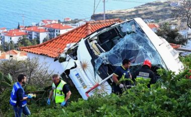 Autobusi me turistë gjermanë del nga rruga, 29 të vdekur dhe 27 të lënduar në Portugali (Foto/Video)