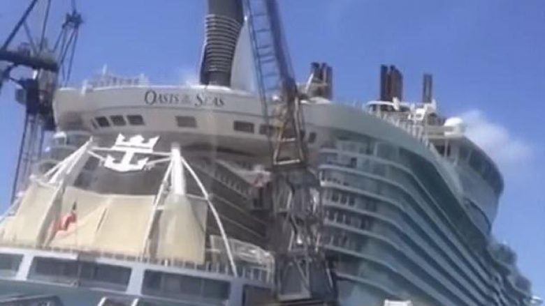 Vinçi rrëzohet mbi anijen mbi një miliardë dollarëshe, tetë të lënduar (Foto/Video)