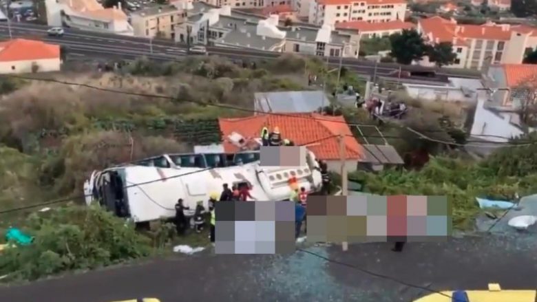 Si pasojë e aksidentit gjetën vdekjen 29 persona, momenti kur autobusi me turistë gjermanë del nga rruga në Portugali (Video)