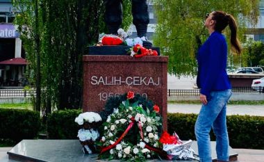 Adelina Ismaili nderon heroin e kombit Salih Çekaj