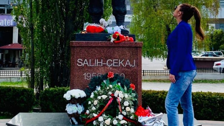 Adelina Ismaili nderon heroin e kombit Salih Çekaj