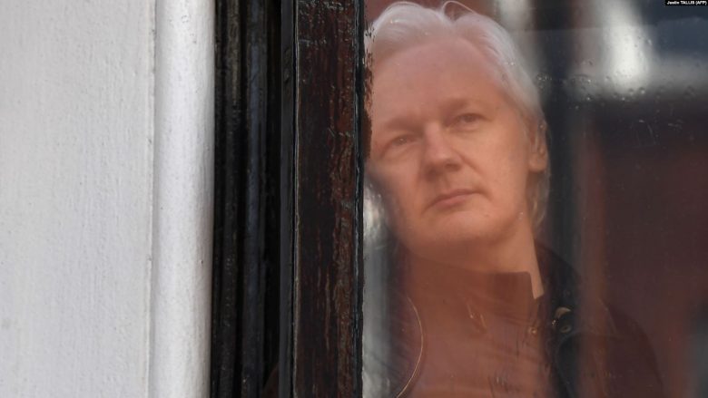 SHBA-ja akuzon Julian Assange dhe kërkon ekstradimin nga Anglia