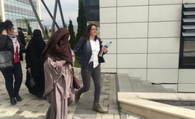 Gruaja që u kthye nga Siria kundërshton arrestin shtëpiak, thotë se ajo ishte mashtruar nga burri!