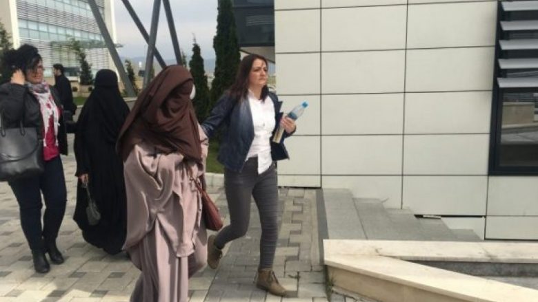 Gruaja që u kthye nga Siria kundërshton arrestin shtëpiak, thotë se ajo ishte mashtruar nga burri!