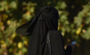 Sistemi gjyqësor në hall si t’i trajtojë në gjykatë gratë me burka