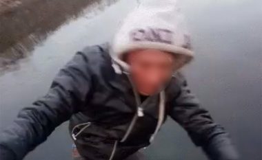 Burri gjen vdekjen pasi dy djem e hodhën në lumë, vetëm për të bërë një video qesharake (Video)