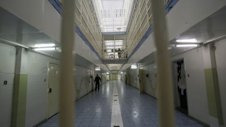 Gurë, vaj të nxehtë dhe thikë në qafë drejtorit të burgut – sherr masiv mes të burgosurve shqiptarë dhe algjerianë në Greqi