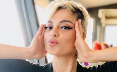 Bebe Rexha ngacmon imagjinatën e fansave, pozon ‘topless’ para pasqyrës