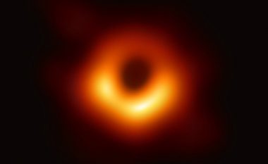 Arritje historike: Shkencëtarët publikojnë imazhin e parë të vrimës së zezë (Foto/Video)