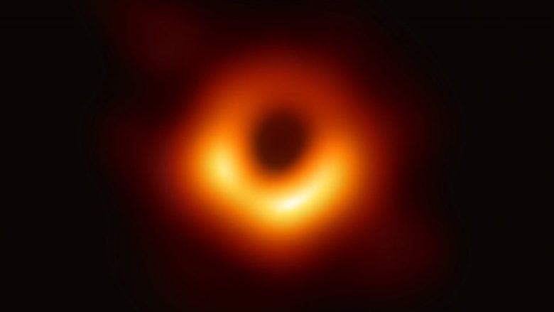 Arritje historike: Shkencëtarët publikojnë imazhin e parë të vrimës së zezë (Foto/Video)