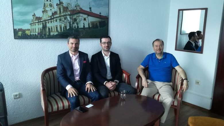Cahani dhe ambasadori çek flasin për investimet e kompanisë Gjirafa