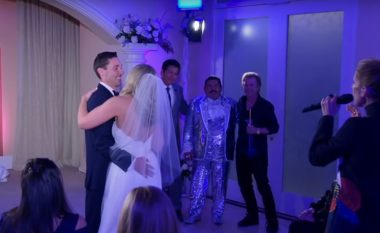 Celine Dion befason nusen dhe dhëndrin duke u shfaqur në martesën e tyre dhe duke kënduar për ta