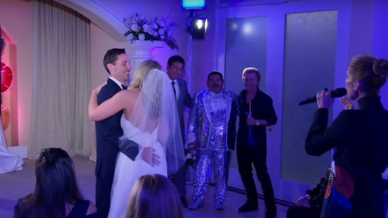 Celine Dion befason nusen dhe dhëndrin duke u shfaqur në martesën e tyre dhe duke kënduar për ta