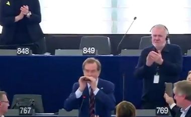 Deputeti slloven befason kolegët nga Parlamenti Evropian, merr duartrokitjet e tyre (Video)