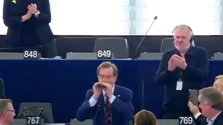 Deputeti slloven befason kolegët nga Parlamenti Evropian, merr duartrokitjet e tyre (Video)