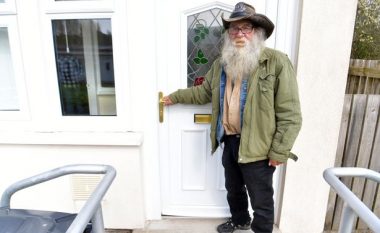 Momenti kur një i pastrehë merr çelësat e shtëpisë së tij të parë, pas 30 vjet jetë rrugëve (Foto/Video)