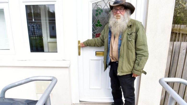 Momenti kur një i pastrehë merr çelësat e shtëpisë së tij të parë, pas 30 vjet jetë rrugëve (Foto/Video)