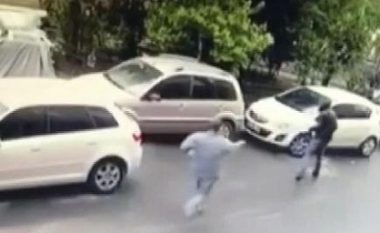 Vjehrri vret dhëndrin në mes të një rruge në Stamboll të Turqisë, ngjarja filmohet nga kamerat e sigurisë (Video)