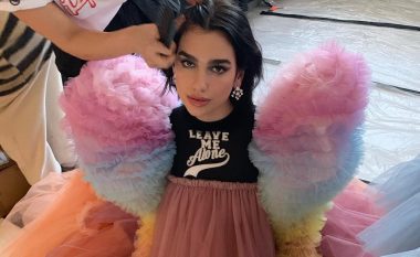 Dua Lipa si ‘karamele’ në imazhin e fundit, duket tërheqëse në fustanin shumëngjyrësh