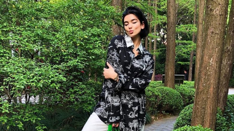 Dua Lipa shfaqet me shumë stil në Shanghai