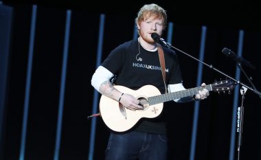 Ed Sheeran në telashe, pas ankesave të fqinjëve përmbarimi e detyron ta heqë tabelën e pijetores në shtëpinë e tij milionëshe