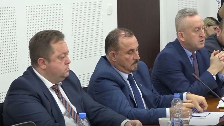 Ekrem Mustafës i “lëkundet” karriga e ministrit (Video)