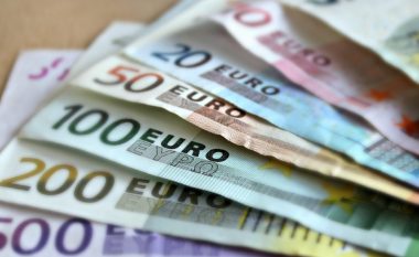Mërgimtarët dërguan 800 milionë euro në Kosovë