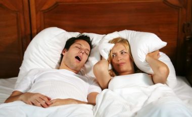 Shtatë shenja që kur flini gjumë pushoni të merrni frymë dhe kështu rrezikoheni nga infarkti dhe gjakrrjedhja në tru