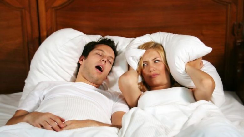 Shtatë shenja që kur flini gjumë pushoni të merrni frymë dhe kështu rrezikoheni nga infarkti dhe gjakrrjedhja në tru