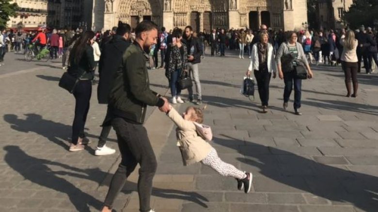 Fotografia që u bë pak para se të shpërthente zjarri në katedralen Notre Dame në Paris – gjenden burri dhe vajza (Foto)