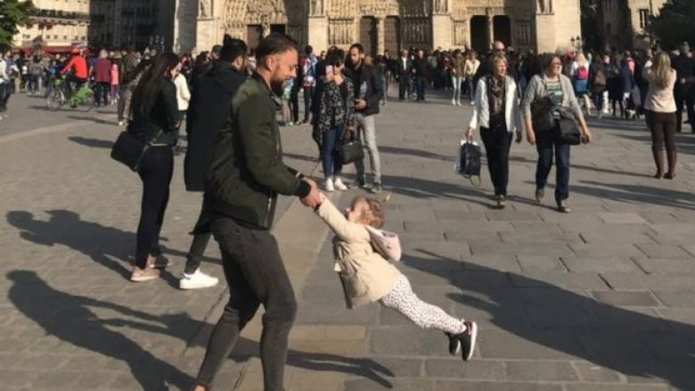 “Në kërkim të babait dhe vajzës”: Fotografia që u bë pak para se të shpërthente zjarri në katedralen Notre Dame në Paris (Foto)