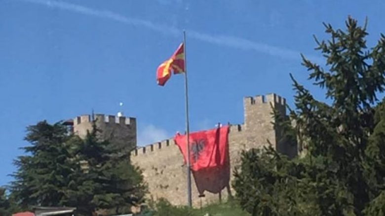 Ngritet flamuri i madh kombëtar në Kalanë e Ohrit (Foto)