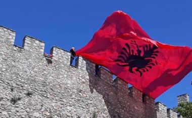 1100 euro gjobë dhe pesë vjet ndalesë për hyrje në Maqedoni për ngritësin e flamurit shqiptar në Kalanë e Ohrit