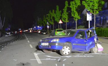 Policia gjermane në kërkim të kosovarit, publikon foton dhe emrin e tij – gjatë një gare u përplasë me veturën e një gruaje, e cila më vonë ndërroi jetë (Foto)