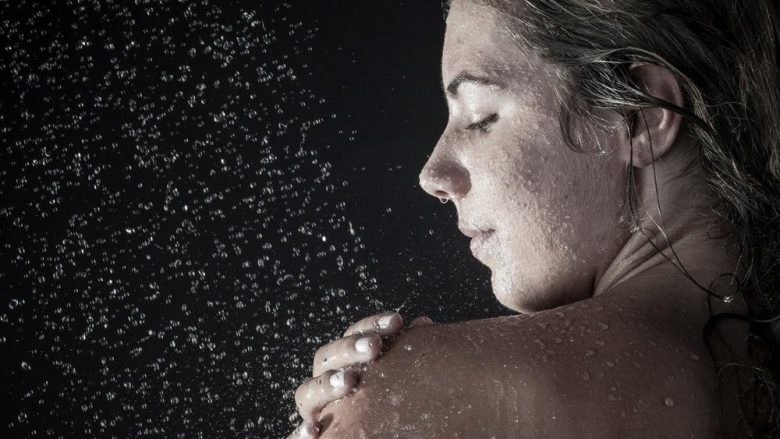 Dermatologët zbulojnë: Kur bëni dush, me sapun lani vetëm këto pesë pjesë trupi!