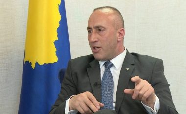 “Çka janë ata njerëz duke pritur te dera?”: Haradinaj e fillon me kritika të ashpra takimin në ambasadën e Kosovës në Berlin (Video)