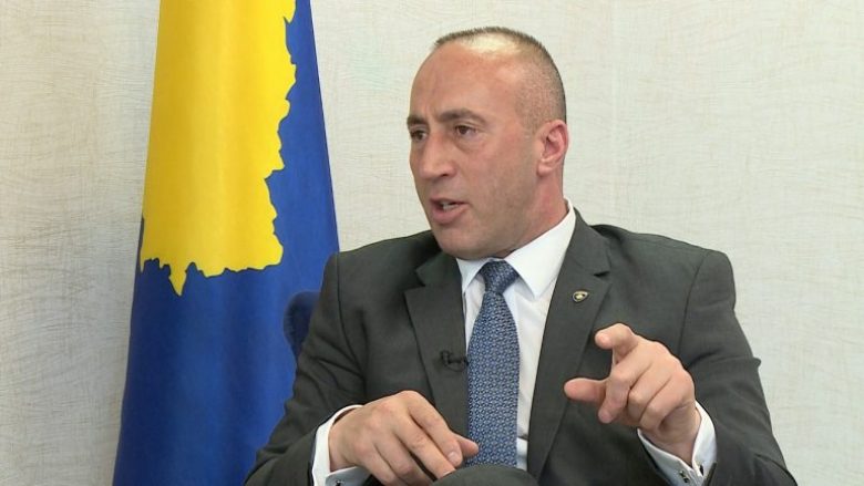 “Çka janë ata njerëz duke pritur te dera?”: Haradinaj e fillon me kritika të ashpra takimin në ambasadën e Kosovës në Berlin (Video)