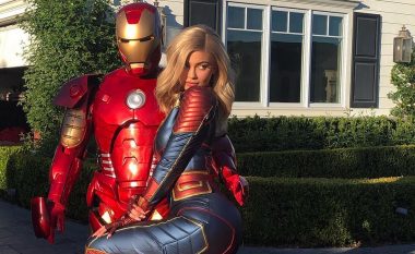 Kylie Jenner dhe Travis Scott pozojnë si superheronjtë e “Avengers” pranë një Ferrari