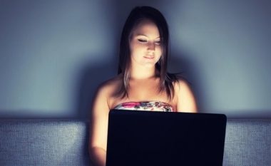 Femrat e mohojnë, por sa shpesh në të vërtetë shikojnë filma pornografikë?