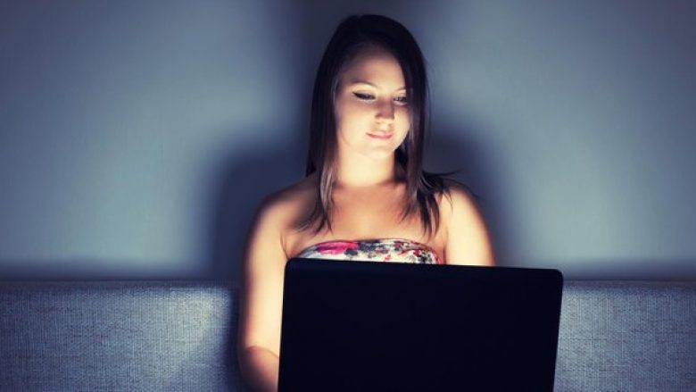 Femrat e mohojnë, por sa shpesh në të vërtetë shikojnë filma pornografikë?