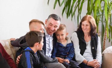 Veseli viziton famijen Dvorani që për lirinë e Kosovës dha 5 djem