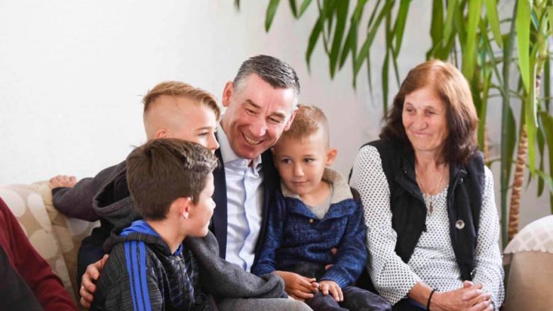 Veseli viziton famijen Dvorani që për lirinë e Kosovës dha 5 djem