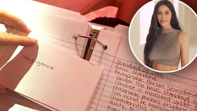 Kim Kardashian tregon vështirësitë që po has në të mësuarit e termeve ligjore, për provimet e saj në juridik