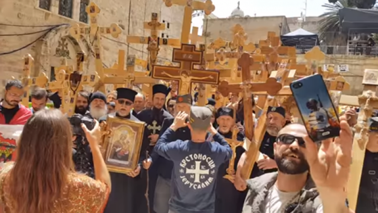 Edhe në Jerusalem serbët shfryjnë epshet nacionaliste për Kosovën (Video)