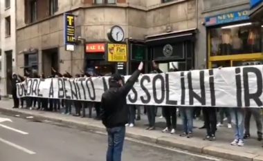 Tifozët e Lazios me kore raciste ndaj lojtarëve të Milanit dhe me pankarta fashiste në nder të Mussolinit